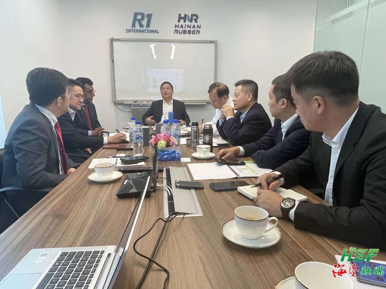 包洪文一行与R1公司座谈交流。